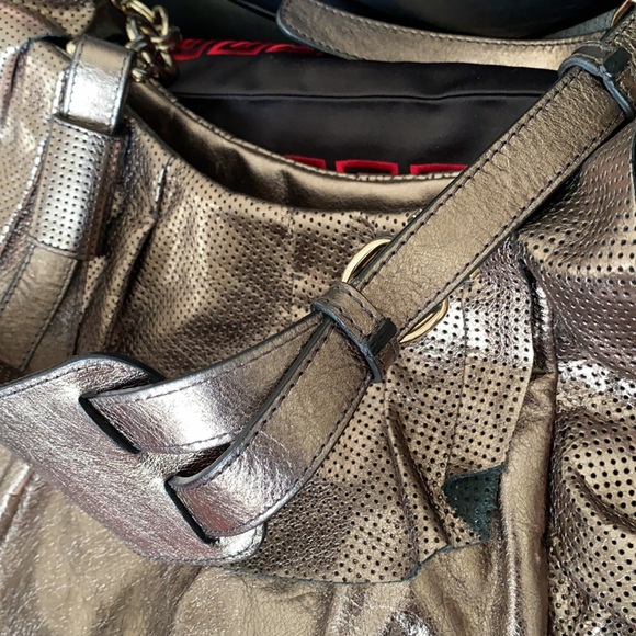 Alessandro Dell’ Acqua frilly bag in a bright gold - Picture 11 of 14